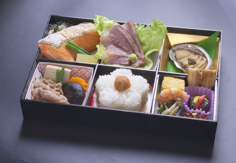 (小手指しみずの)鮑、すき焼き、牛ステーキ6マス仕出し弁当の写真