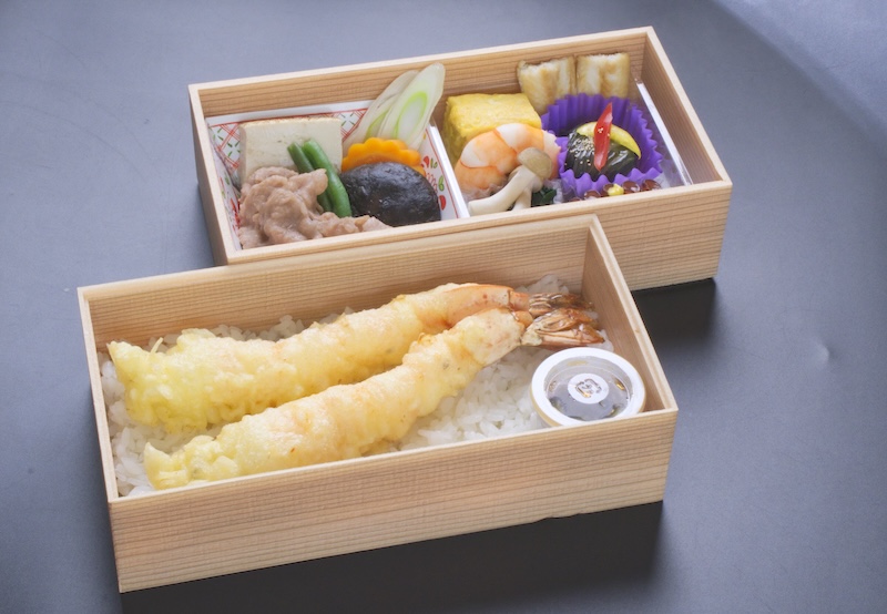 （小手指しみずの）特大海老天ぷらと牛すき焼きの二段重仕出し弁当の写真