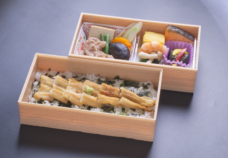 （小手指しみずの）焼き穴子と牛好きの二段重弁当