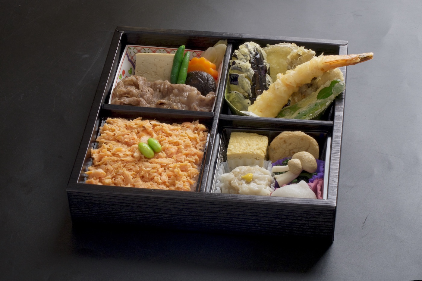 （小手指しみずの）天ぷらと牛すき焼きの松花堂弁当の写真