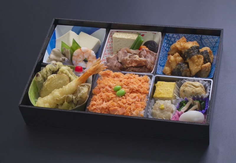 （小手指しみずの）6マス仕出し弁当、すき焼き、海苔巻き唐揚げ、高野豆腐、天ぷら、鮭ほぐしご飯、副菜いろいろな写真