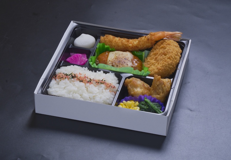 （小手指しみずの）ハンバーグ、唐揚げ、エビフライ弁当の写真